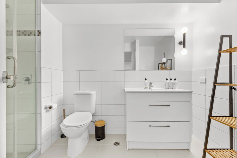 Bathroom, 2BR Apt with Parking in Prime Spot Zodiak Stays, Waitakere