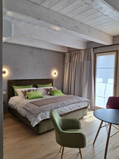 Bedroom 3, Decanter House, Novara