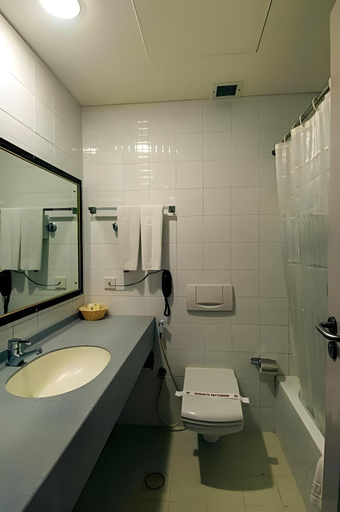 Bathroom 4, Ramee Guestline Hotel Qurum, Muttrah