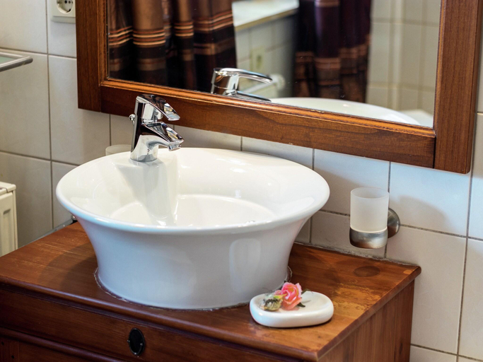 Bathroom 4, Gemutliches Ferienwohnung in Feldwies mit Sauna, Traunstein