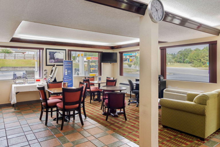Public Area 3, Econo Lodge Byron - Warner Robins, Peach