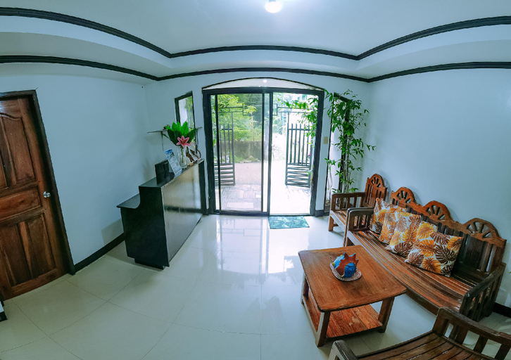 Public Area, Hymn's Tourist Inn, Coron