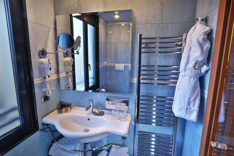 Bathroom 4, Central Park Hotel, Modena