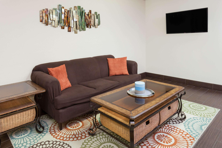 Public Area 2, Days Inn by Wyndham Charleston, Coles