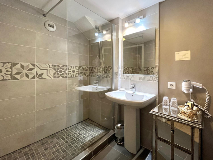 Bathroom 3, Hotel des Basses Pyrenees - Bayonne, Pyrénées-Atlantiques