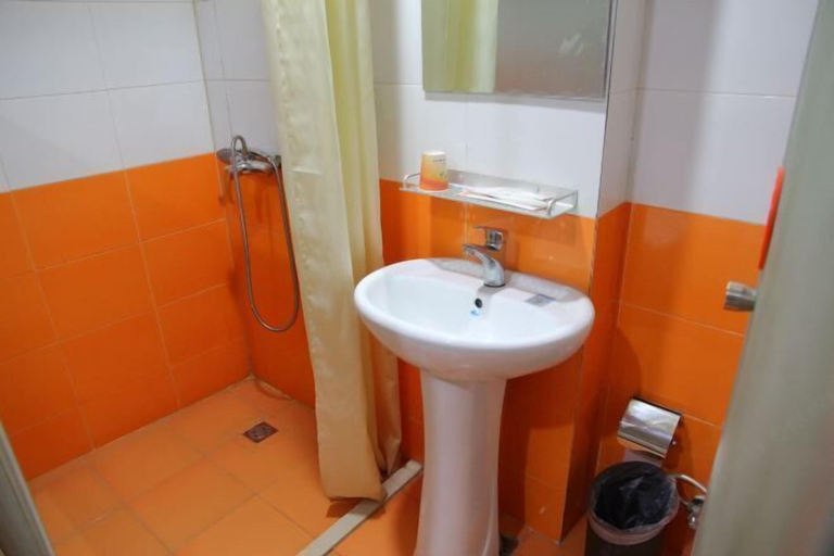 Bathroom 4, Chaolv 98 Hostel (Shanghai University), Shanghai