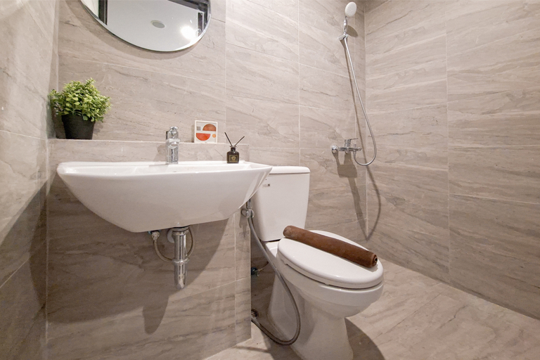 Bathroom 5, Grand Studio Apartment with Balcony at Collins Boulevard By Travelio, Tangerang