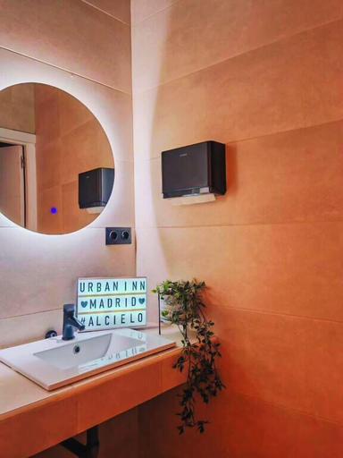 Bathroom 5, Capsule Inn Madrid, Madrid
