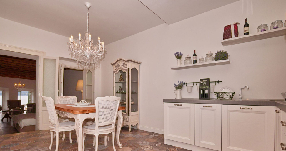 Room 5, Romantic Benaco Sal - App 01, Brescia