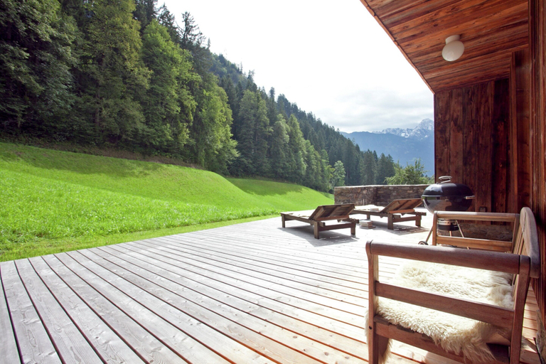 Balcony 4, Grand Apartment in Mayrhofen With Infrared Sauna & Artistic Interiors, Schwaz