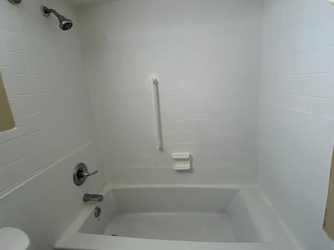Bathroom 5, Live In Lodge Gainesville, Hall