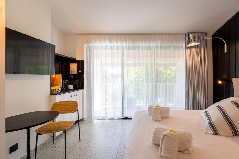 Bedroom 5, Doudou Hotel by Dina Mogarbine, Saint-Paul