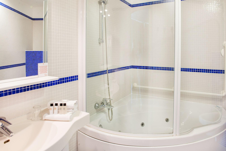 Bathroom 5, Grand Hôtel Gallia & Londres, Hautes-Pyrénées