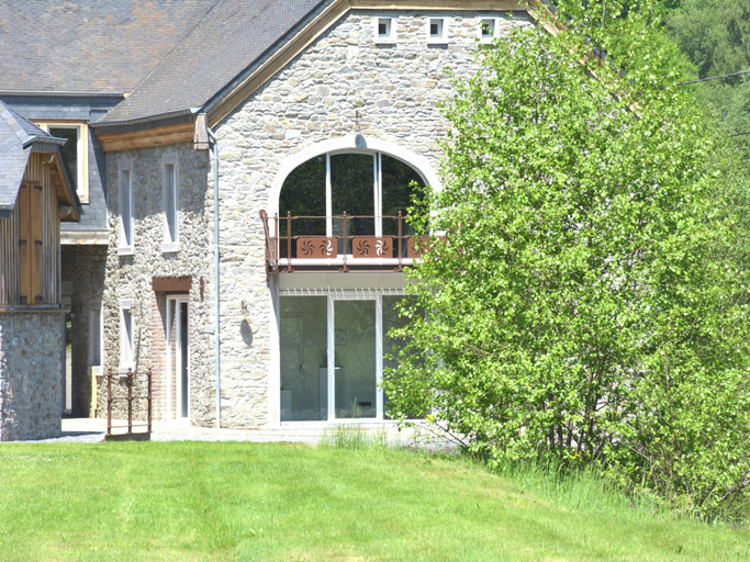 Exterior & Views