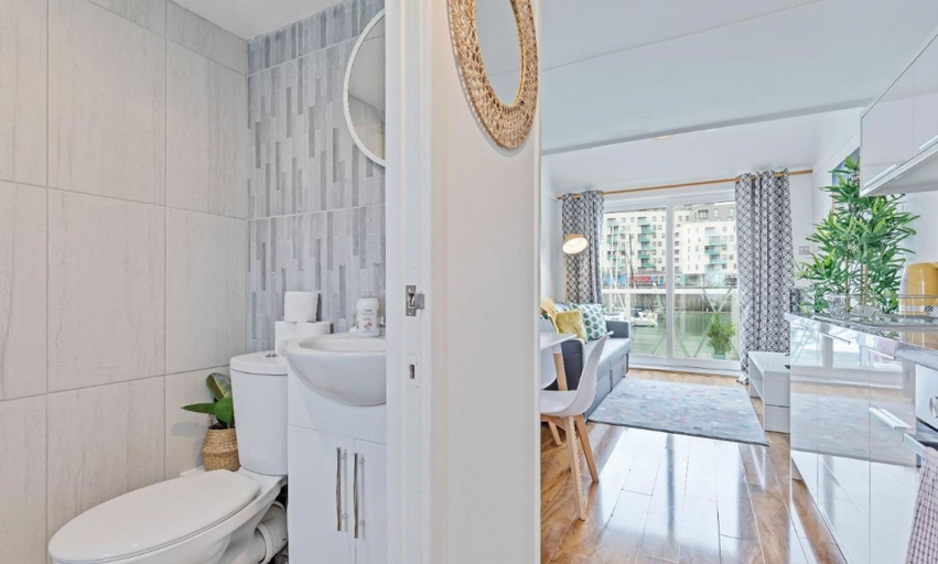 Bathroom 3, On the Water 2 -waterside Studio With Terrace Overlooking the Harbour, Brighton and Hove