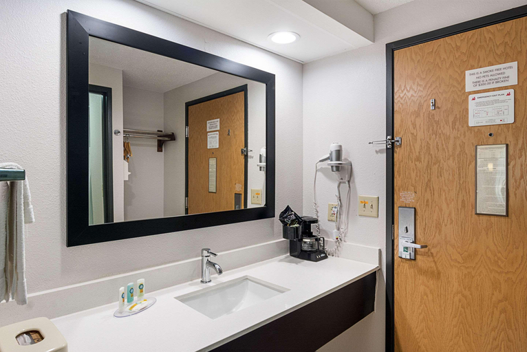 Bathroom 4, Quality Inn & Suites Chattanooga, Hamilton