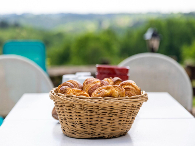 Food & Drinks, Holiday Home in Mazeyrolles with Garden, Dordogne
