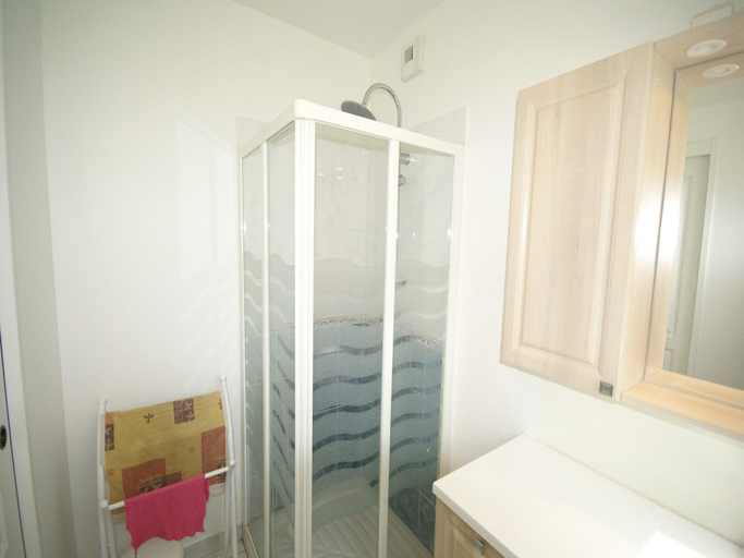 Bathroom 2, Stylish Coastal Stay in Erquy, Côtes-d'Armor