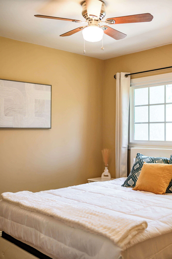 Room 4, Cozy Modern 4B Family Retreat House, San Bernardino