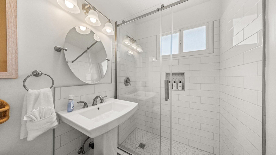 Bathroom 4, Los Aguajes, Santa Barbara