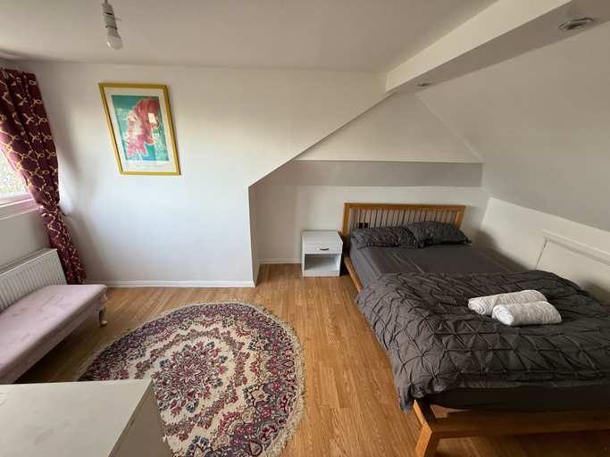 Bedroom 5, Duplex Sleeps 4 With Pets Allowed, London