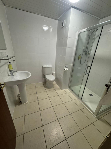 Bathroom 4, Rob Roy Hotel, Stirling