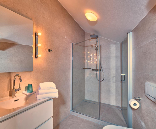Bathroom 3, Hotel & Restaurant Burgschanke, Kaiserslautern
