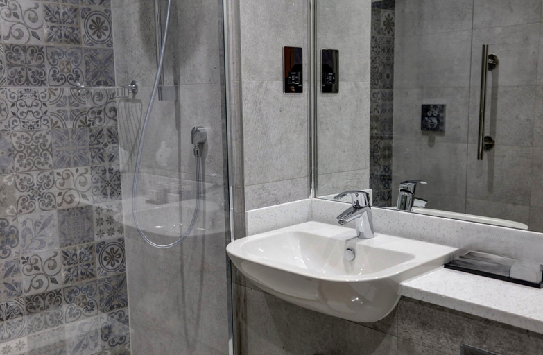 Bathroom 5, Garner Hotel NOTTINGHAM CITY CENTRE by IHG, Nottingham