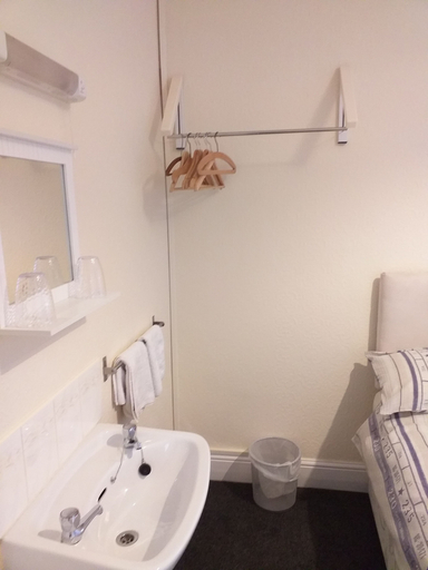 Bathroom 4, The Clevedon, Blackpool