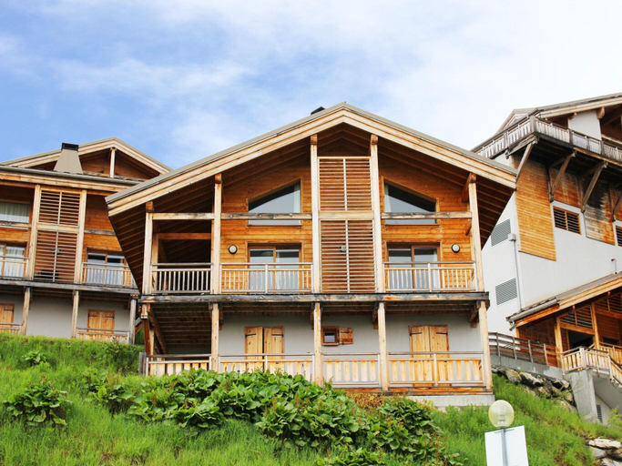 Others 5, Snowy Chalet w Views, Haute-Savoie