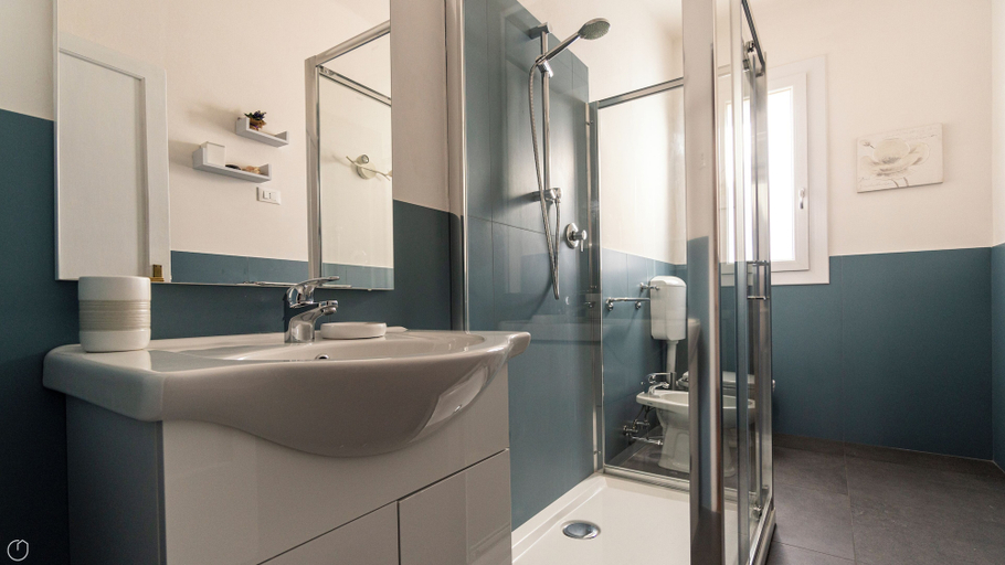 Bathroom 4, Italianway - Riva di Reno 47 B, Bologna