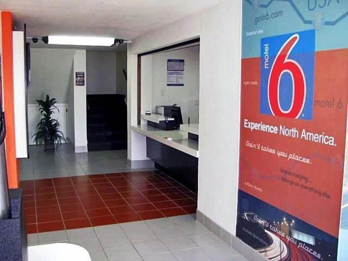 Public Area 2, Motel 6 Southhaven Ks, Sumner