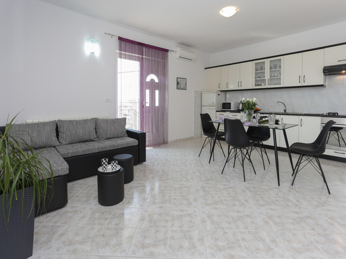 Others 5, Apartment in Kastel Gomilica near the Sea, Kaštela