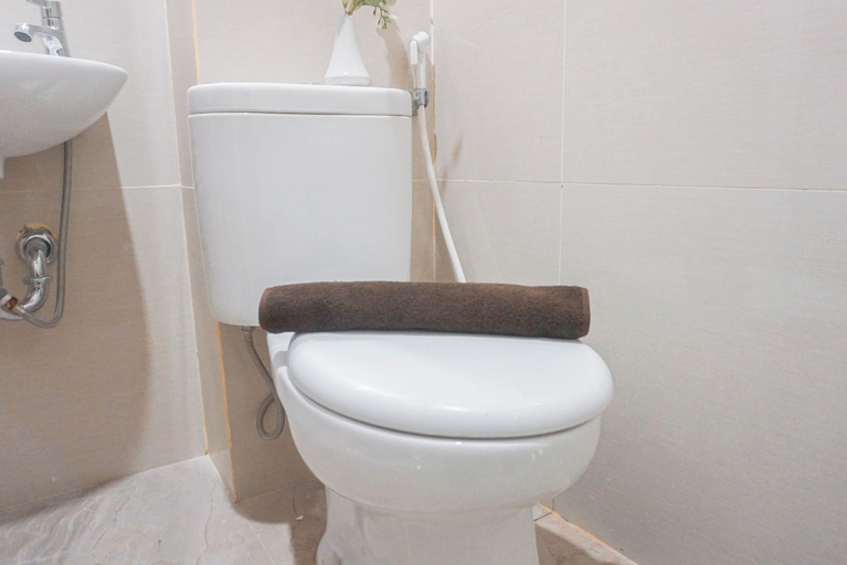 Bathroom, Good And Warm Studio Loft At Apple 1 Condovilla Apartment, Jakarta Selatan