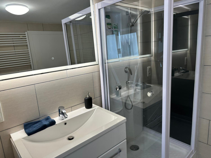 Bathroom 3, Rhaunen Apartments, Birkenfeld