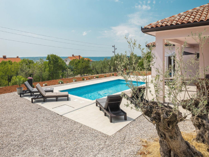 Sport & Beauty 2, Villa Tomichic with Swimming Pool, Raša