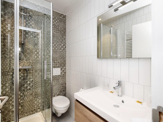 Bathroom 3, Balmoral Hot Tub Holiday Home, Liège