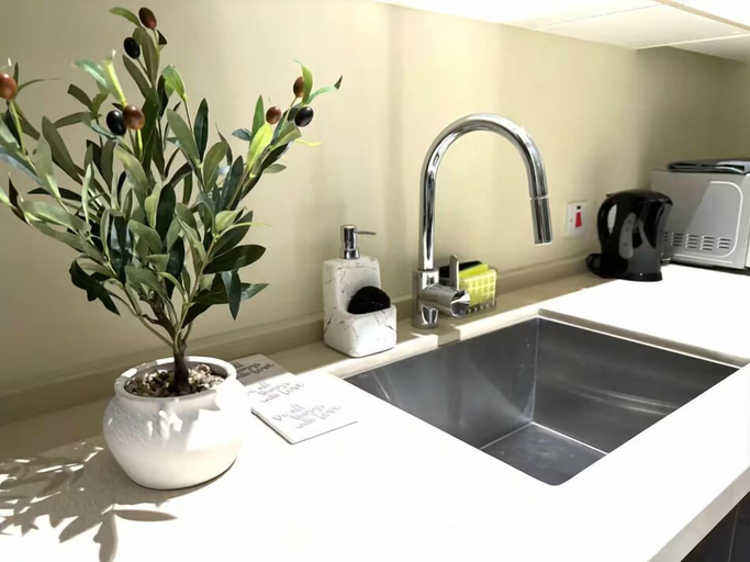 Others 2, Stylish 1-Bed Condo with Views in Harloe