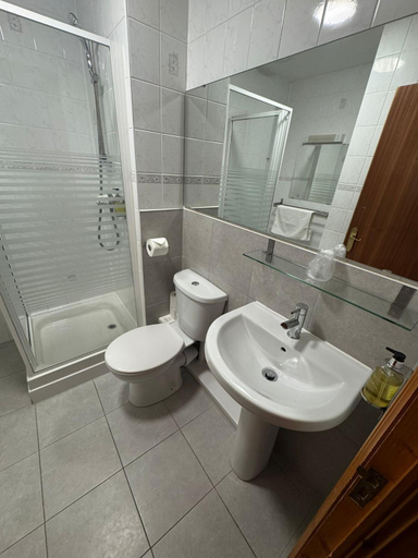 Bathroom 4, Rob Roy Hotel, Stirling