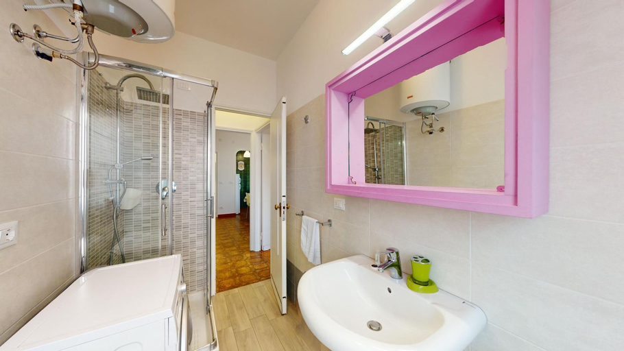 Bathroom 3, Hannalore - By Turent, Savona