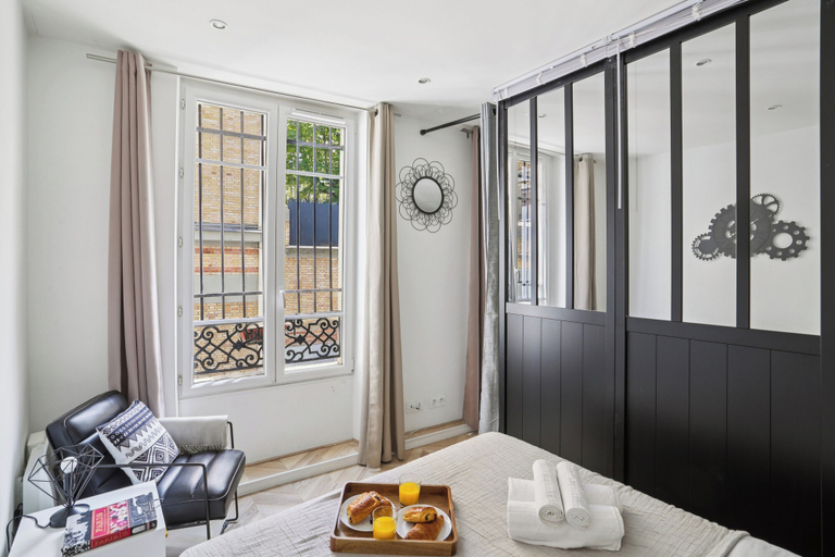 Others 5, Modern Central Paris Flat by Les Halles, Paris