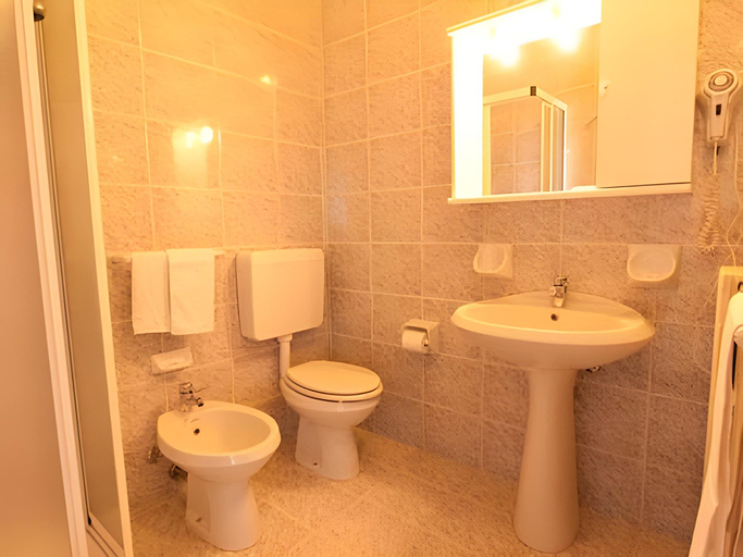 Bathroom 4, Hotel Ganfo, Brescia