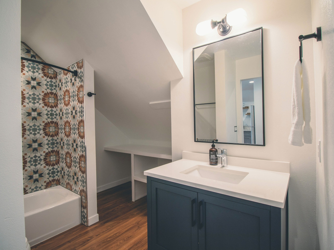 Bathroom 3, Harvey House, Riverside