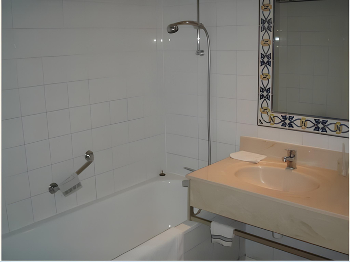 Bathroom 4, Logis Hotel Restaurant du Midi, Haute-Garonne