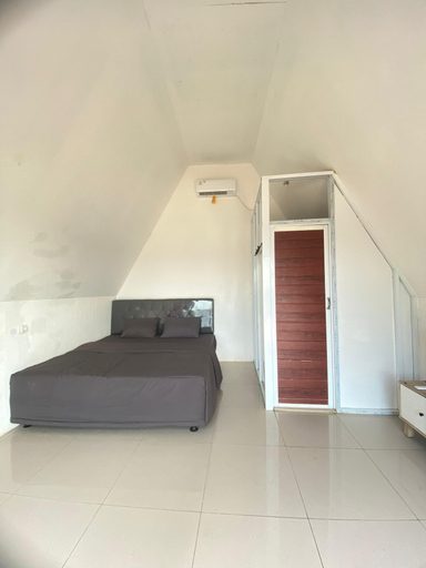 Bedroom 3, OSANNA BEACH RESORT, Pacitan