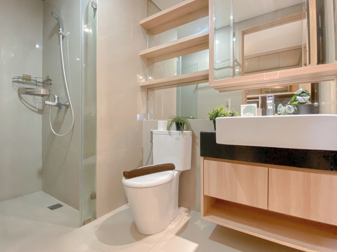 Bathroom 2, Nice And Elegant Studio At Bintaro Embarcadero Apartment, Tangerang Selatan