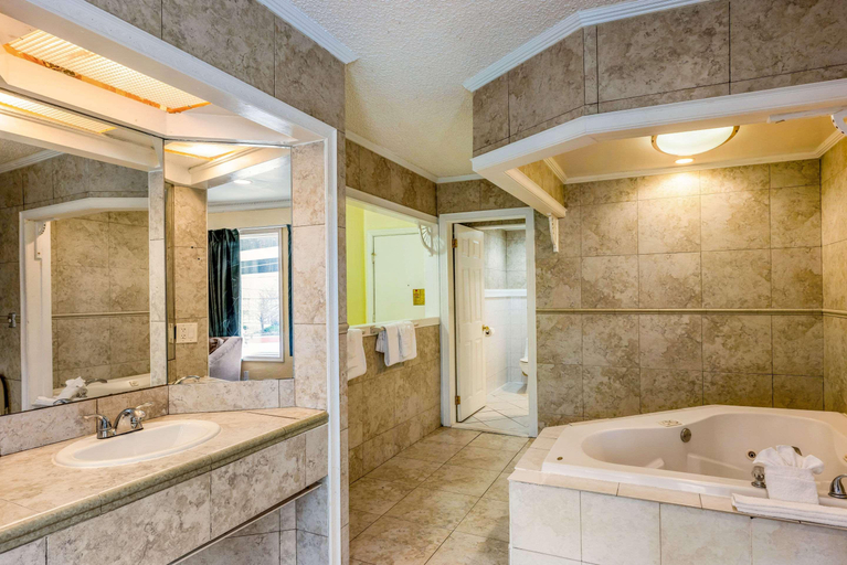 Bathroom 4, Econo Lodge Beach and Boardwalk, Atlantic
