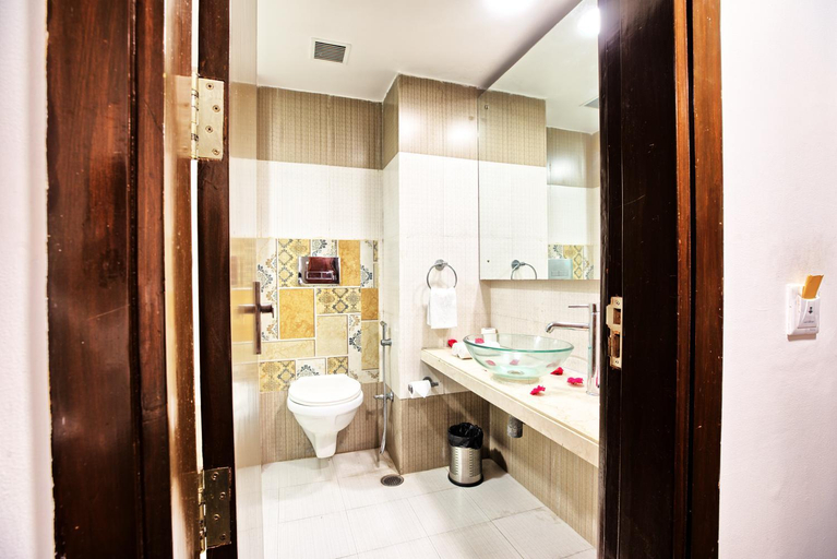 Bathroom 4, Rosemallow Hotel, Delhi