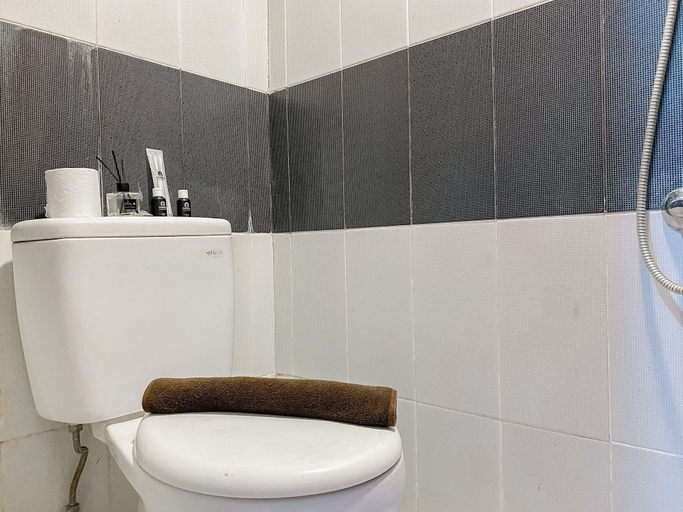 Bathroom 3, Serene And Nice Studio At Cinere Bellevue Suites Apartment, Depok