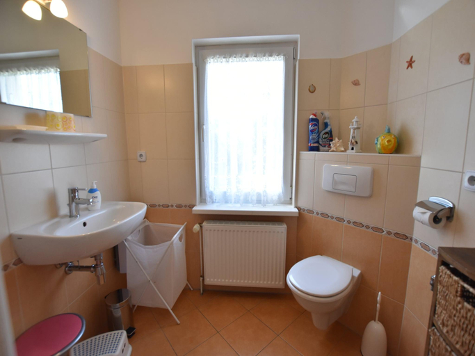 Bathroom 3, Einladende Ferienwohnung in Zweedorf mit Grill, Rostock